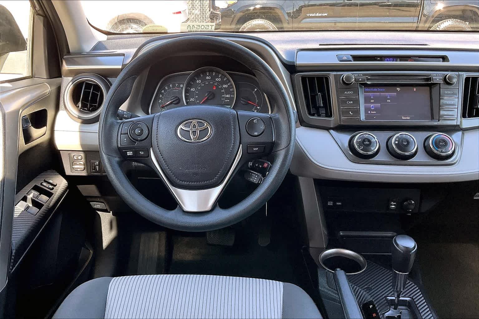 2015 Toyota RAV4 LE - Photo 17