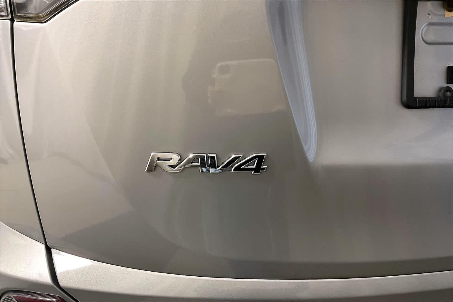 2016 Toyota RAV4 LE - Photo 28