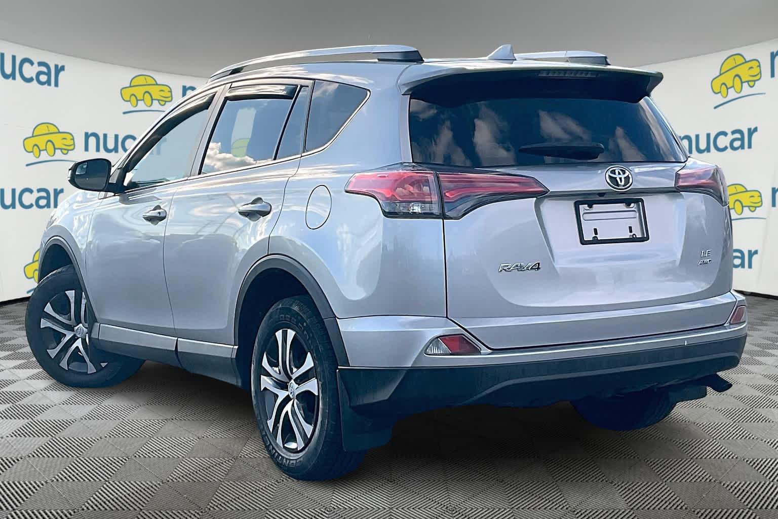 2016 Toyota RAV4 LE - Photo 4