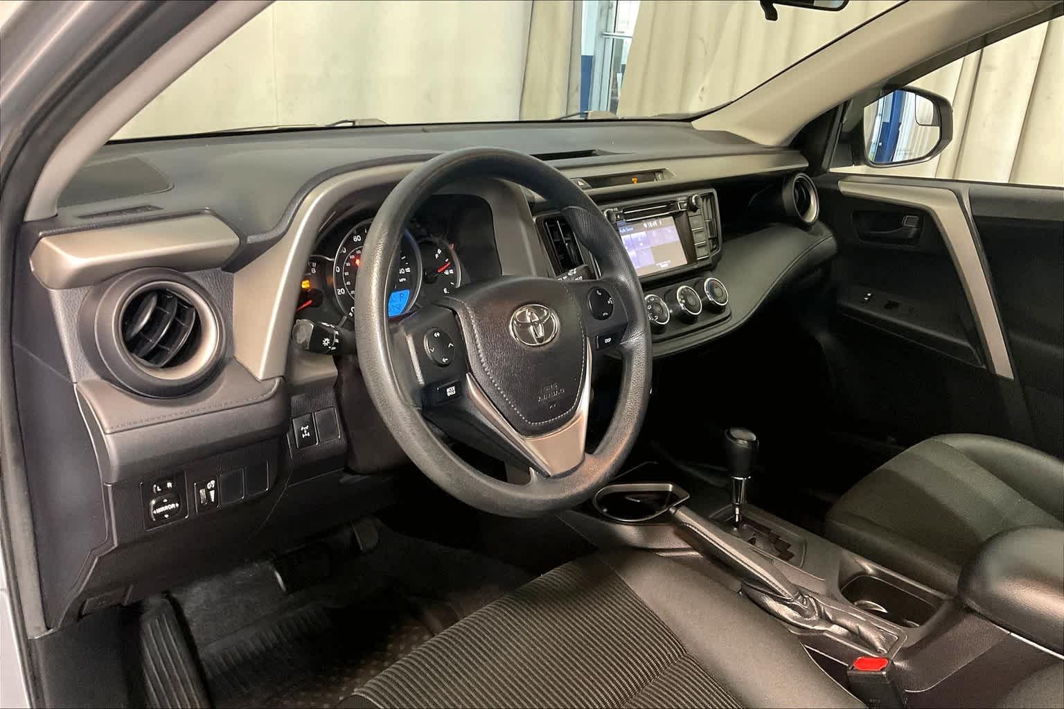 2016 Toyota RAV4 LE - Photo 8