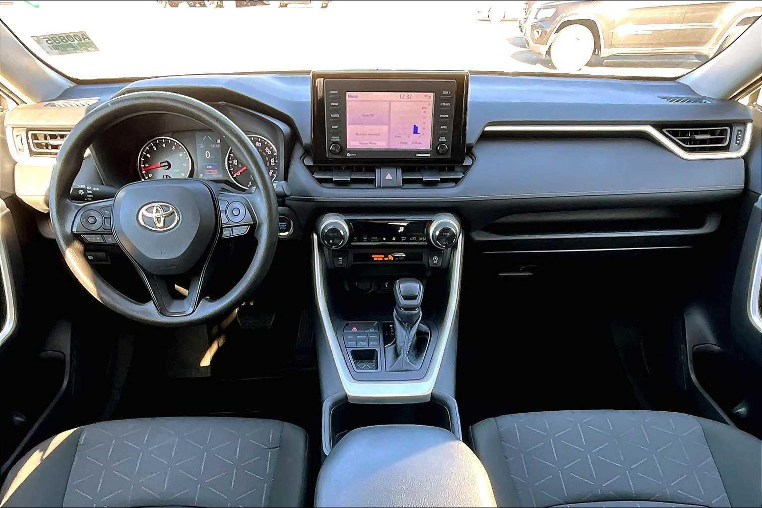 2022 Toyota RAV4 XLE - Photo 21