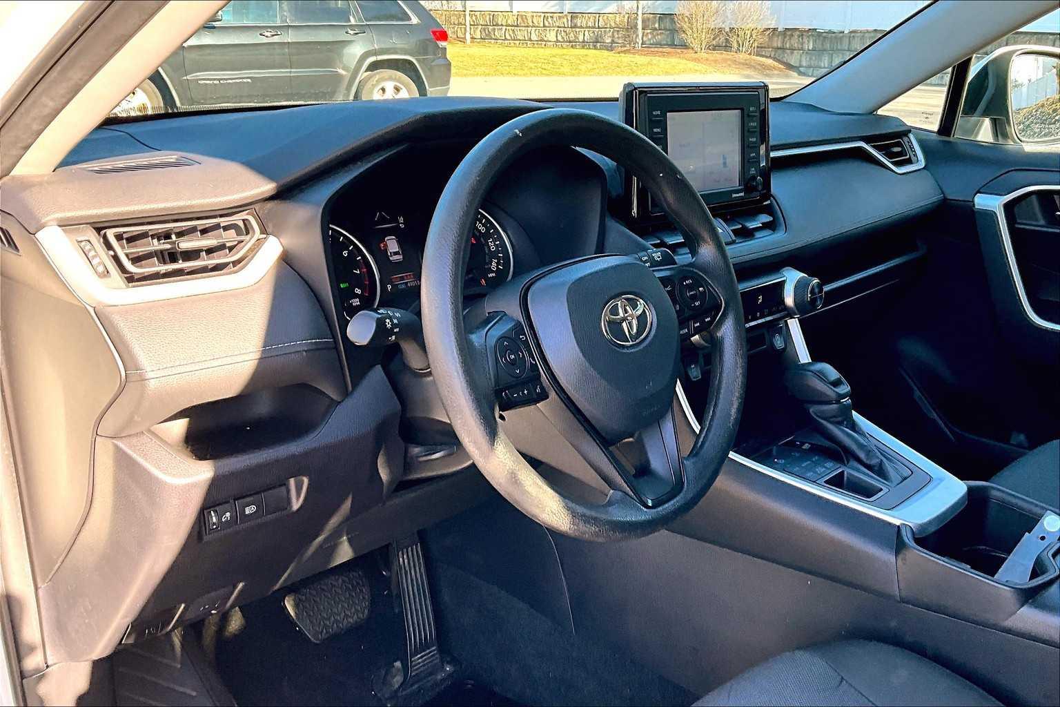 2022 Toyota RAV4 XLE - Photo 8