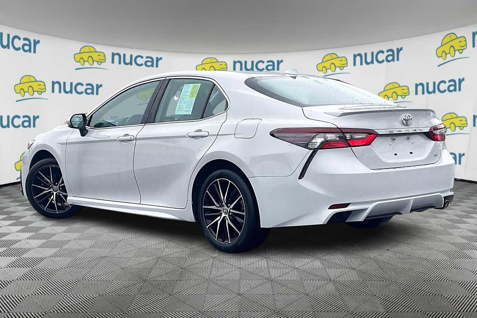 2022 Toyota Camry SE - Photo 4