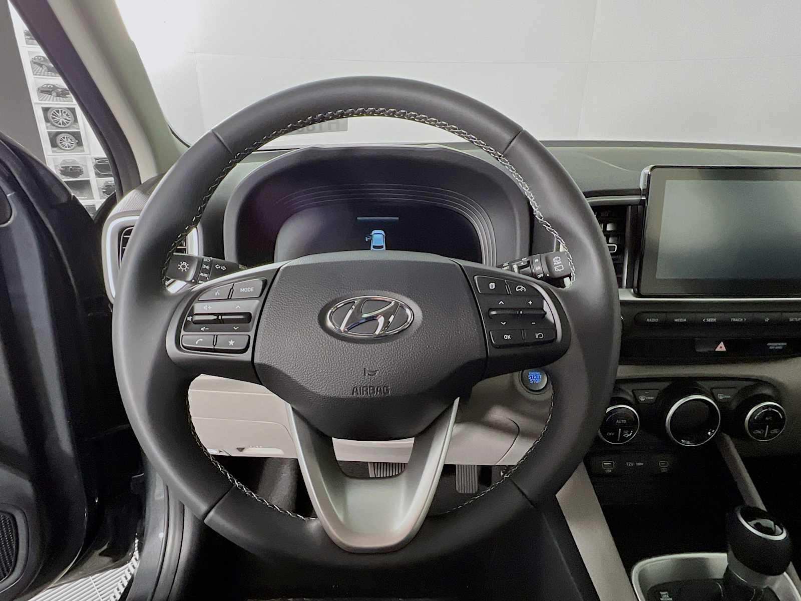 2025 Hyundai Venue SEL - Photo 7