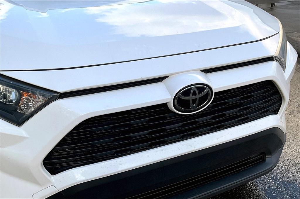 2019 Toyota RAV4 LE - Photo 29