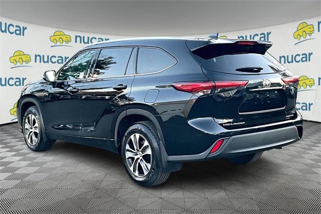 2021 Toyota Highlander XLE - Photo 2