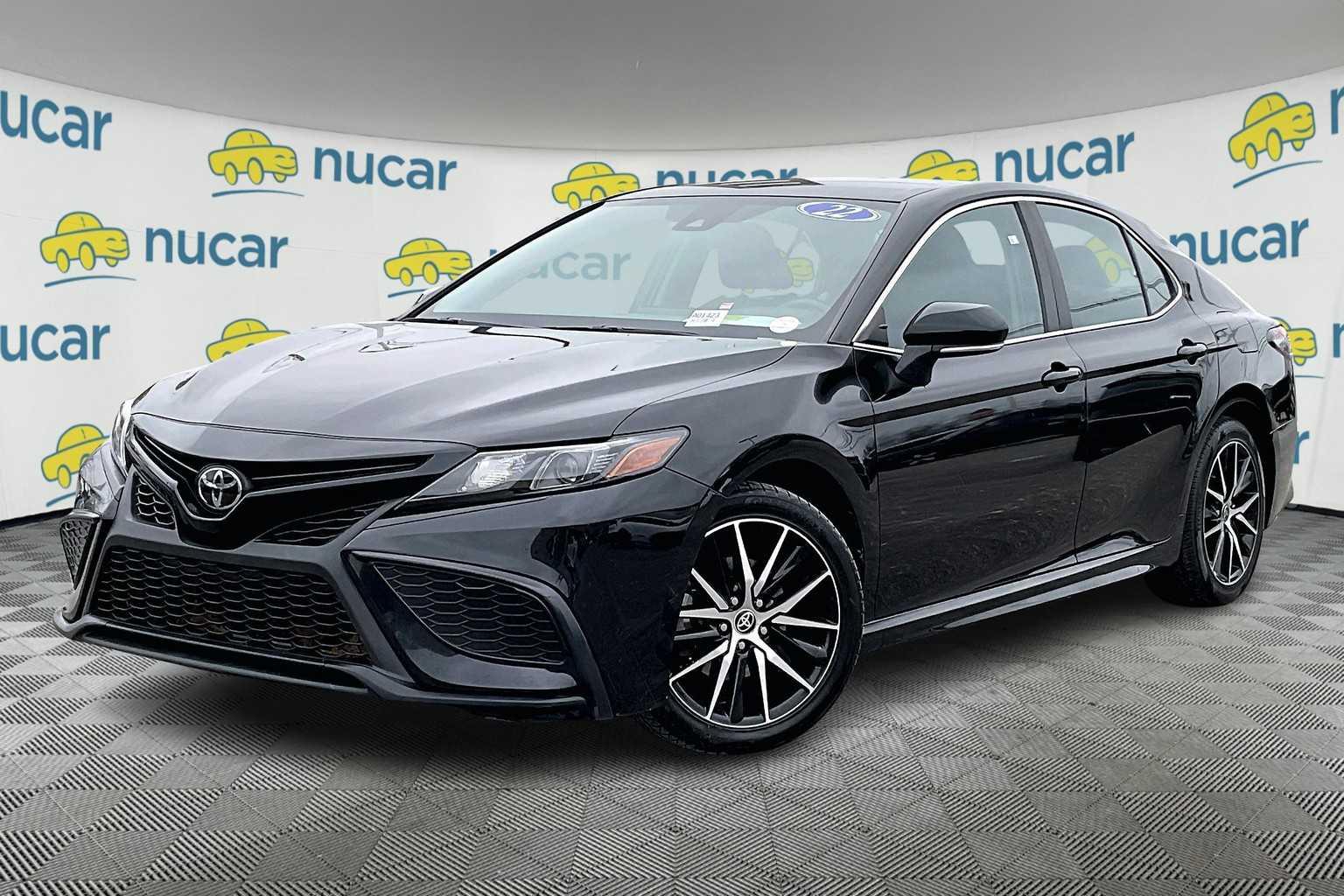 2022 Toyota Camry SE - Photo 3