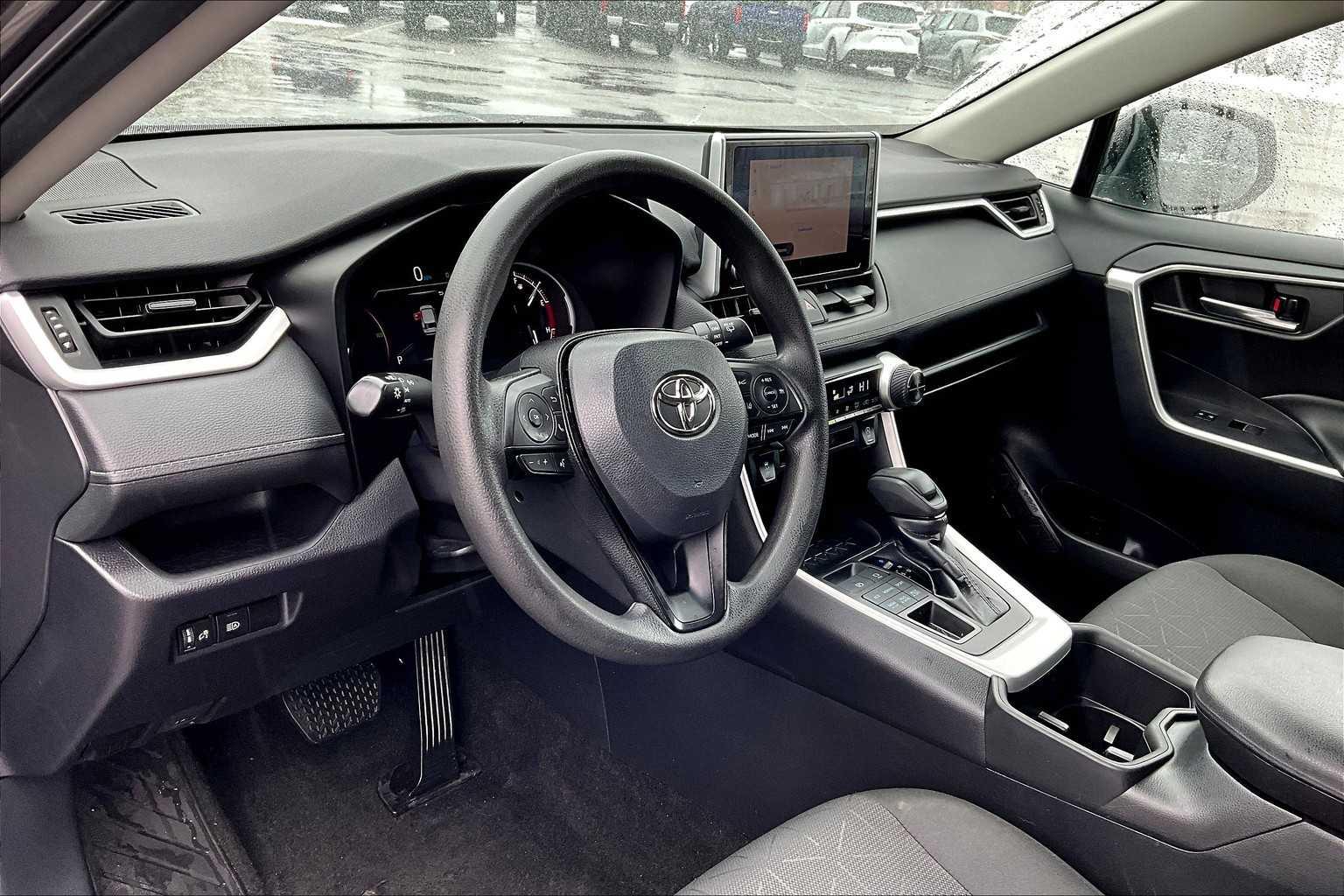 2023 Toyota RAV4 XLE - Photo 8