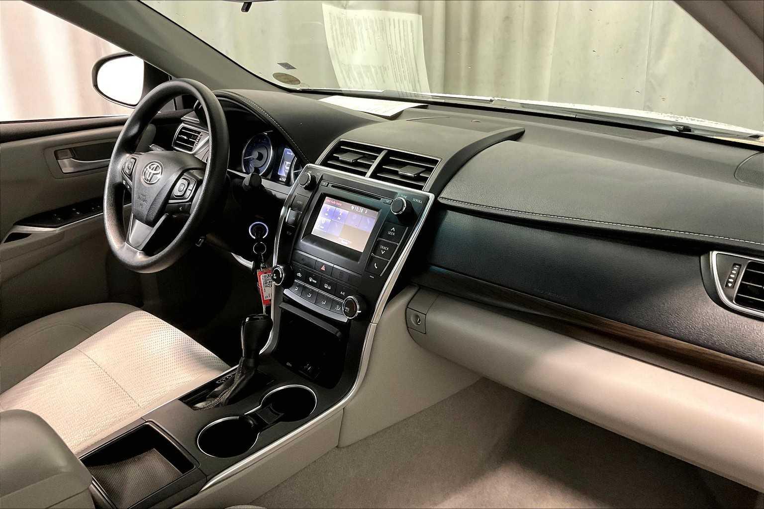 2016 Toyota Camry LE - Photo 14