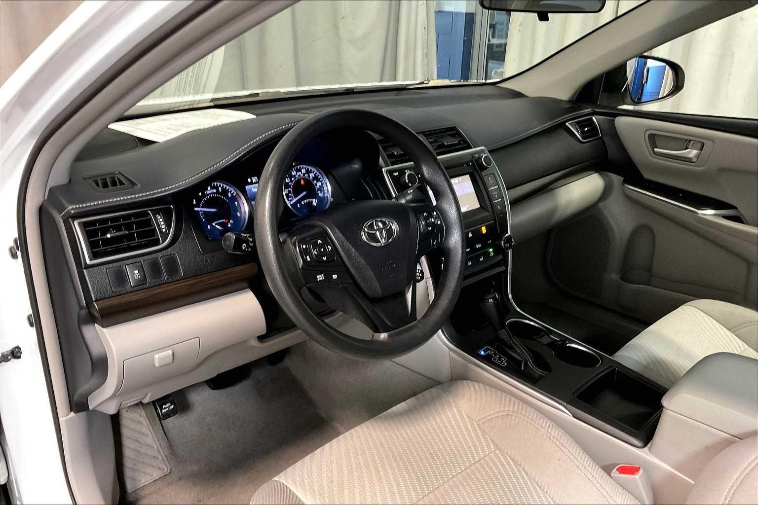 2016 Toyota Camry LE - Photo 8