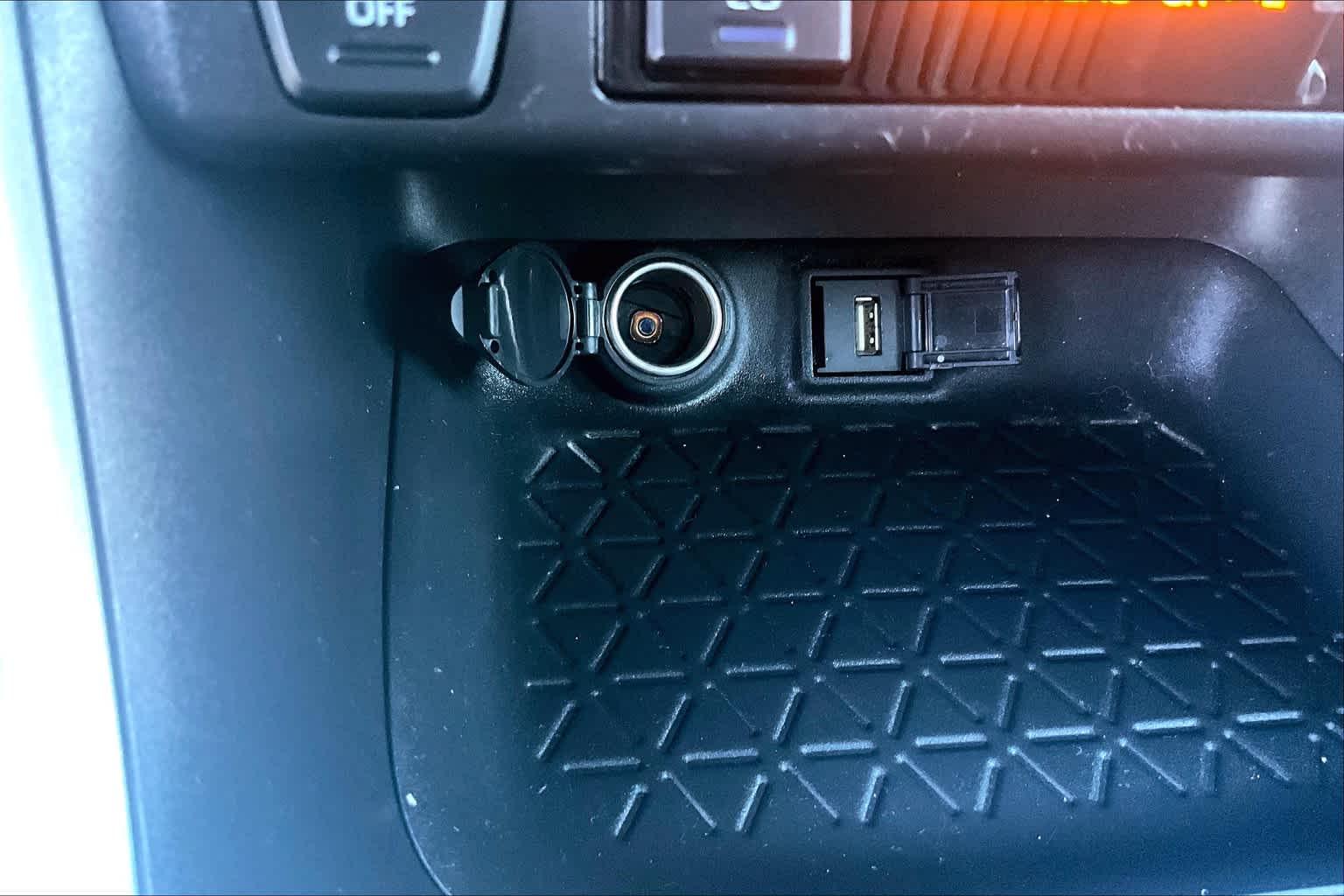 2021 Toyota RAV4 Hybrid XLE - Photo 27