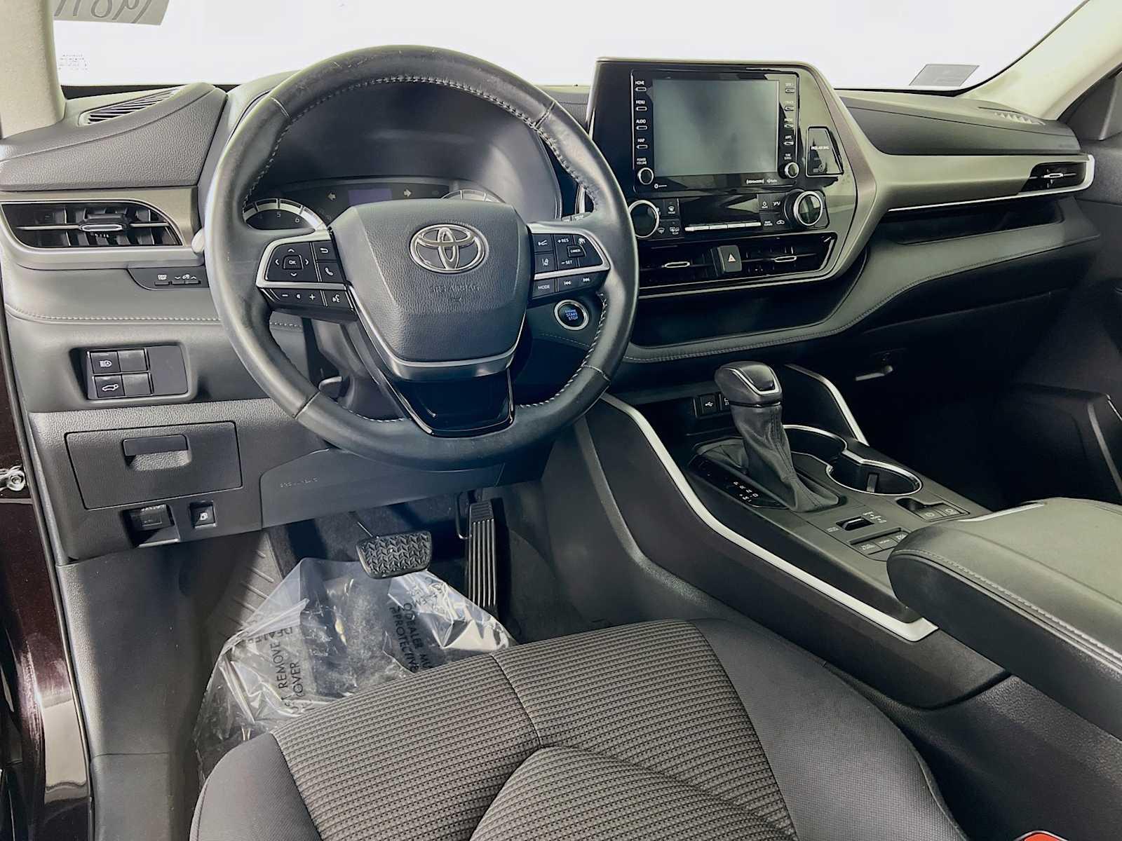 2021 Toyota Highlander LE - Photo 9