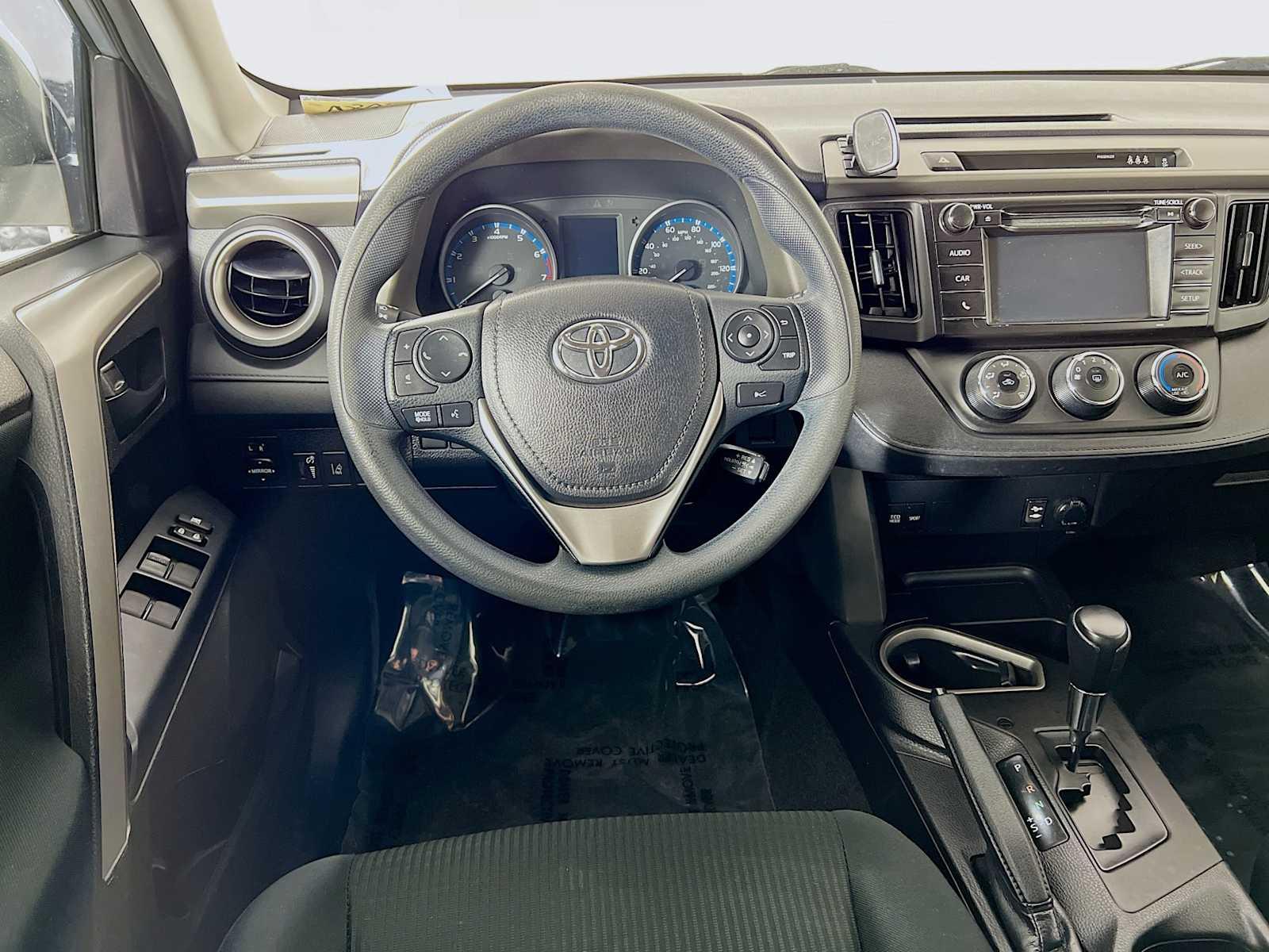 2017 Toyota RAV4 LE - Photo 21