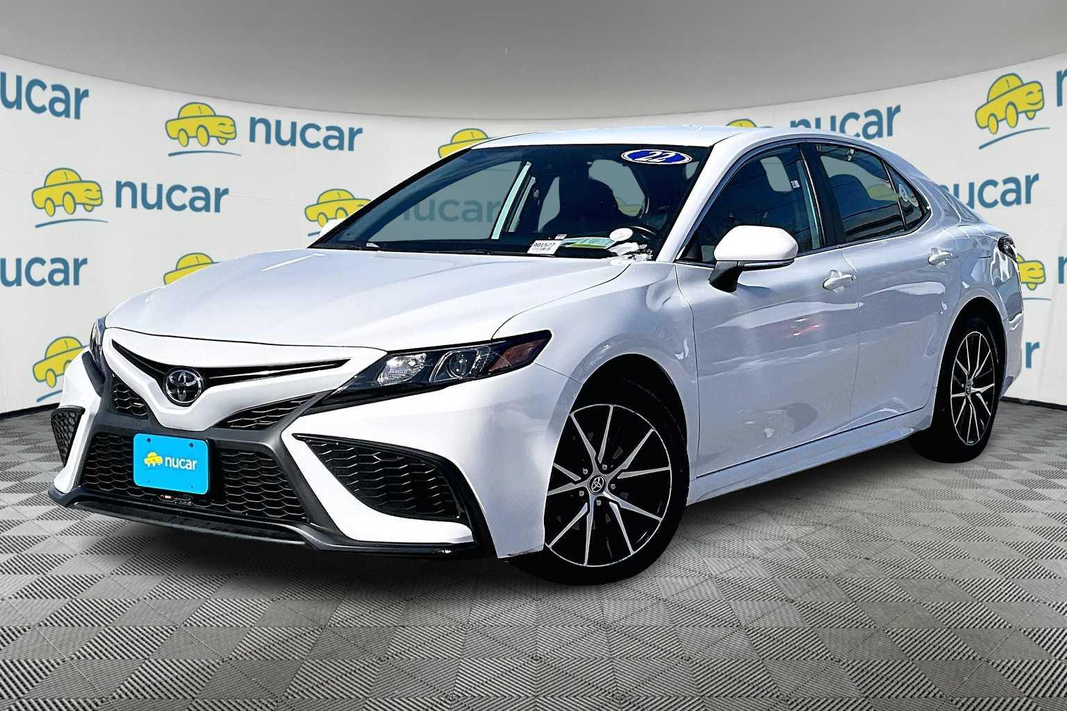 2022 Toyota Camry SE - Photo 3