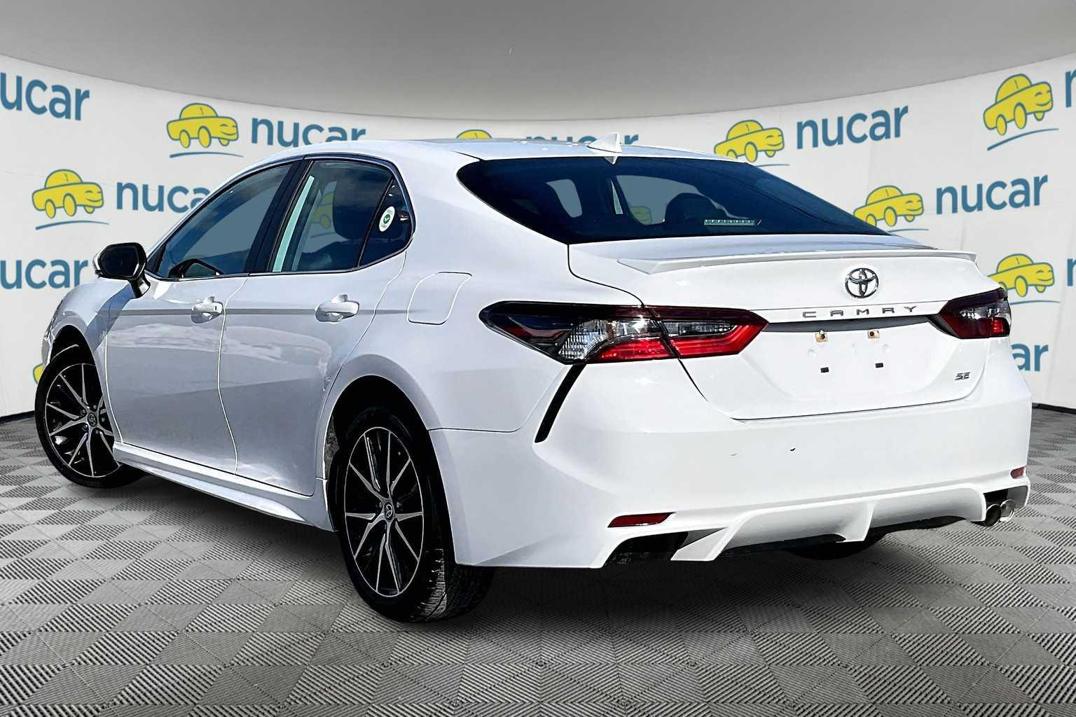 2022 Toyota Camry SE - Photo 4