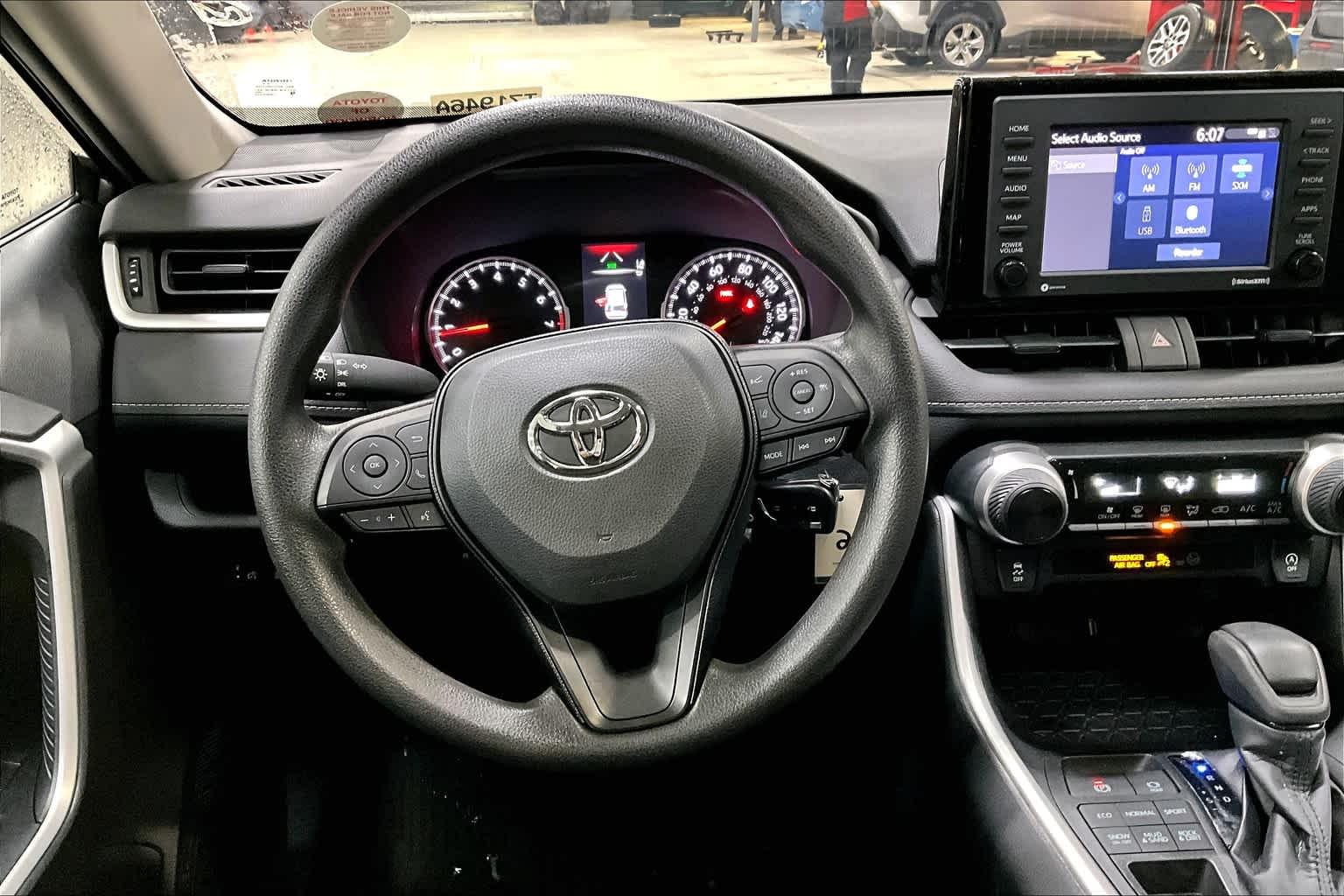 2022 Toyota RAV4 LE - Photo 7