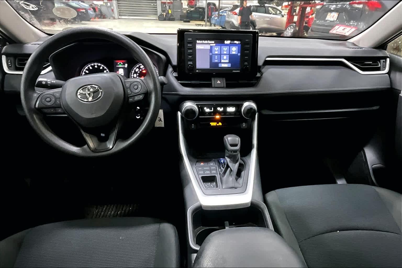 2022 Toyota RAV4 LE - Photo 9