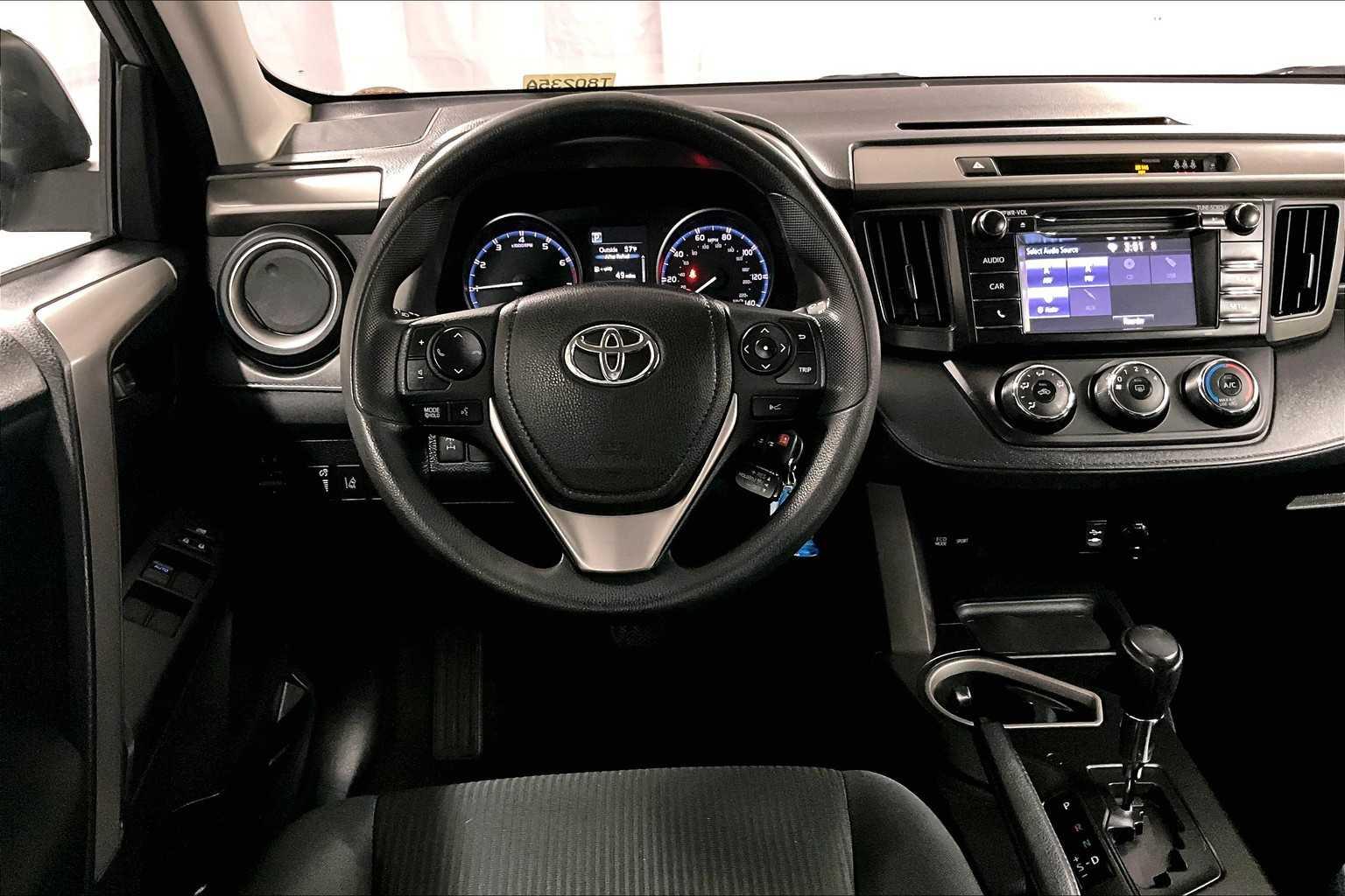 2017 Toyota RAV4 LE - Photo 17