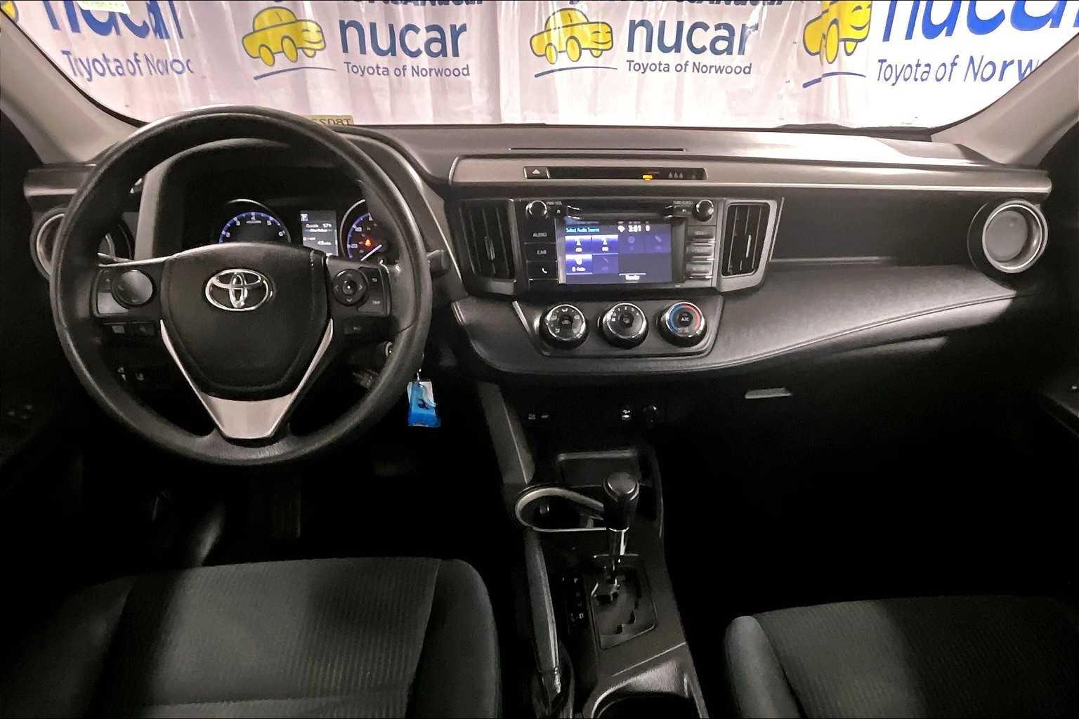 2017 Toyota RAV4 LE - Photo 21