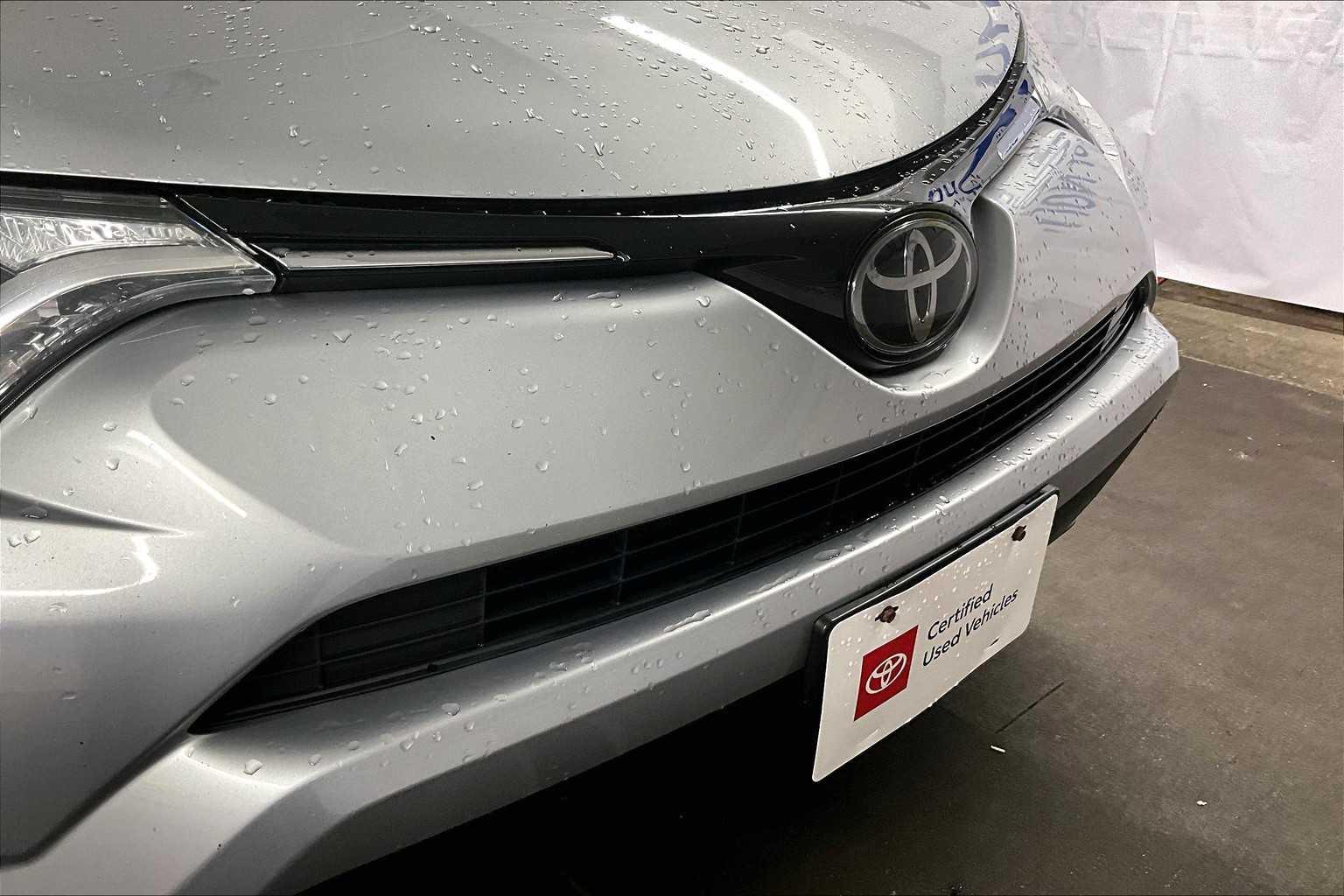 2017 Toyota RAV4 LE - Photo 29