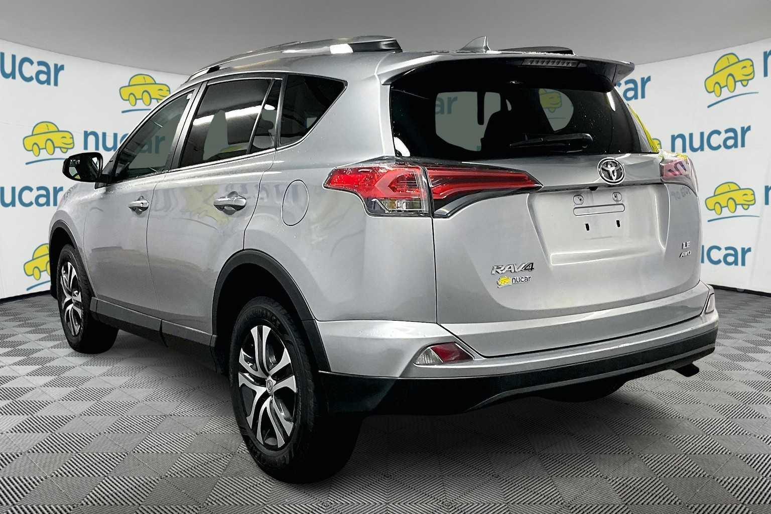 2017 Toyota RAV4 LE - Photo 4