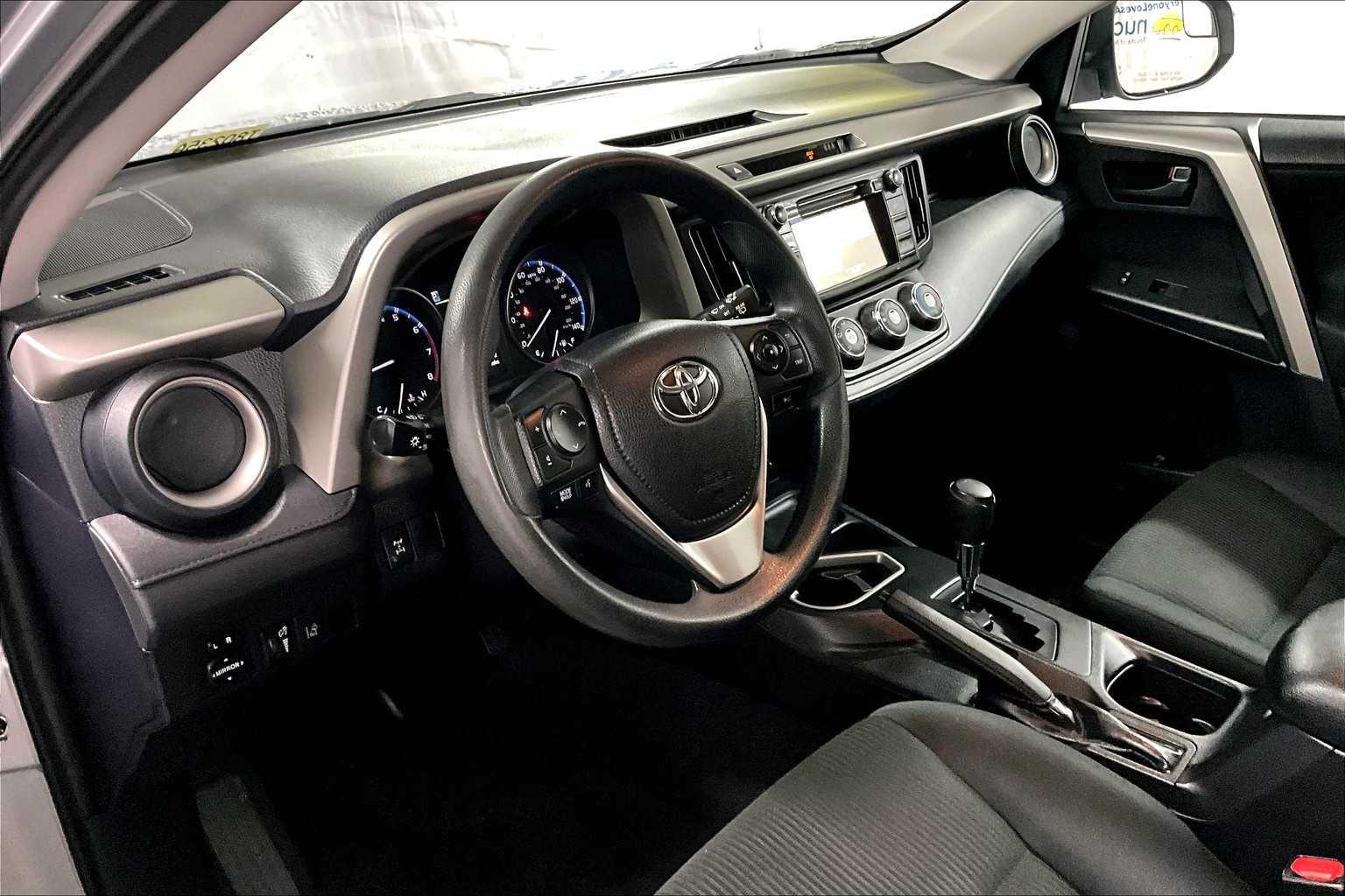 2017 Toyota RAV4 LE - Photo 8