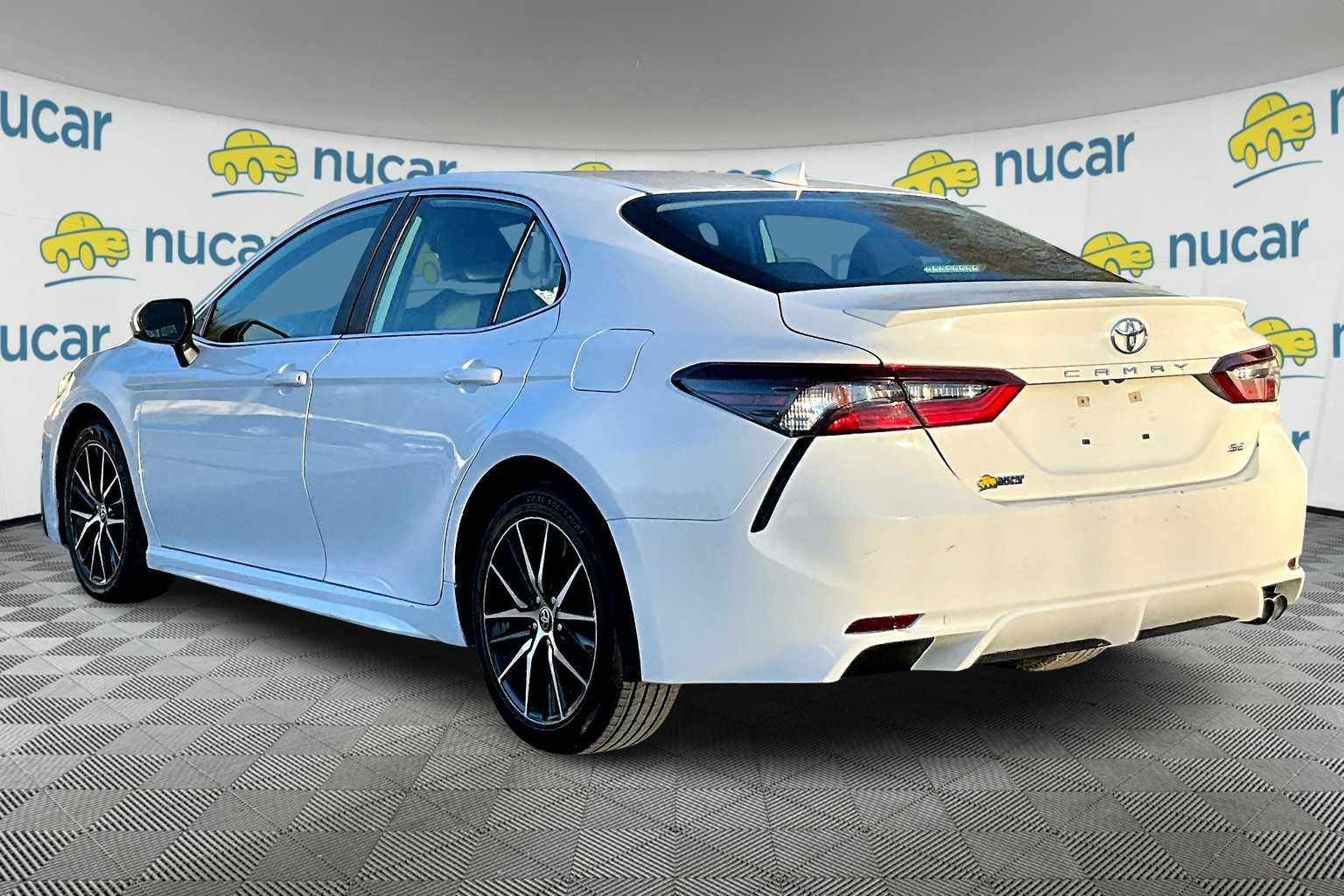 2021 Toyota Camry SE - Photo 4