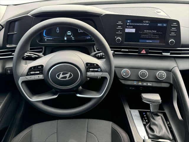 2025 Hyundai Elantra SE - Photo 17