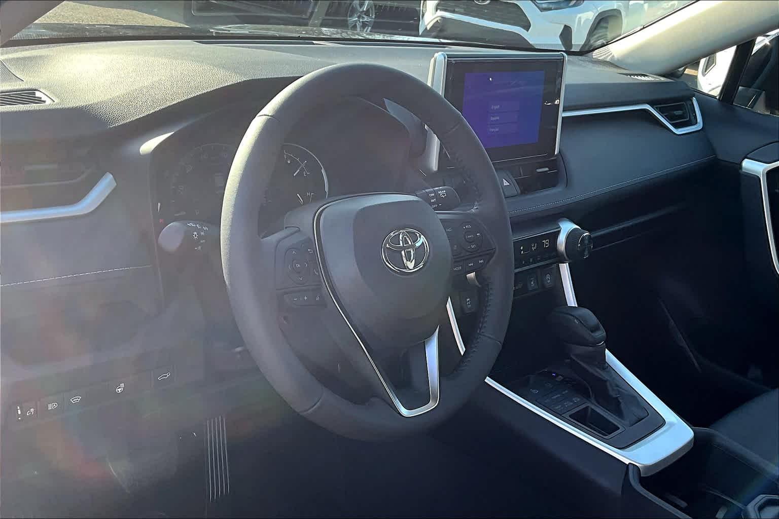 2025 Toyota RAV4 XLE - Photo 9