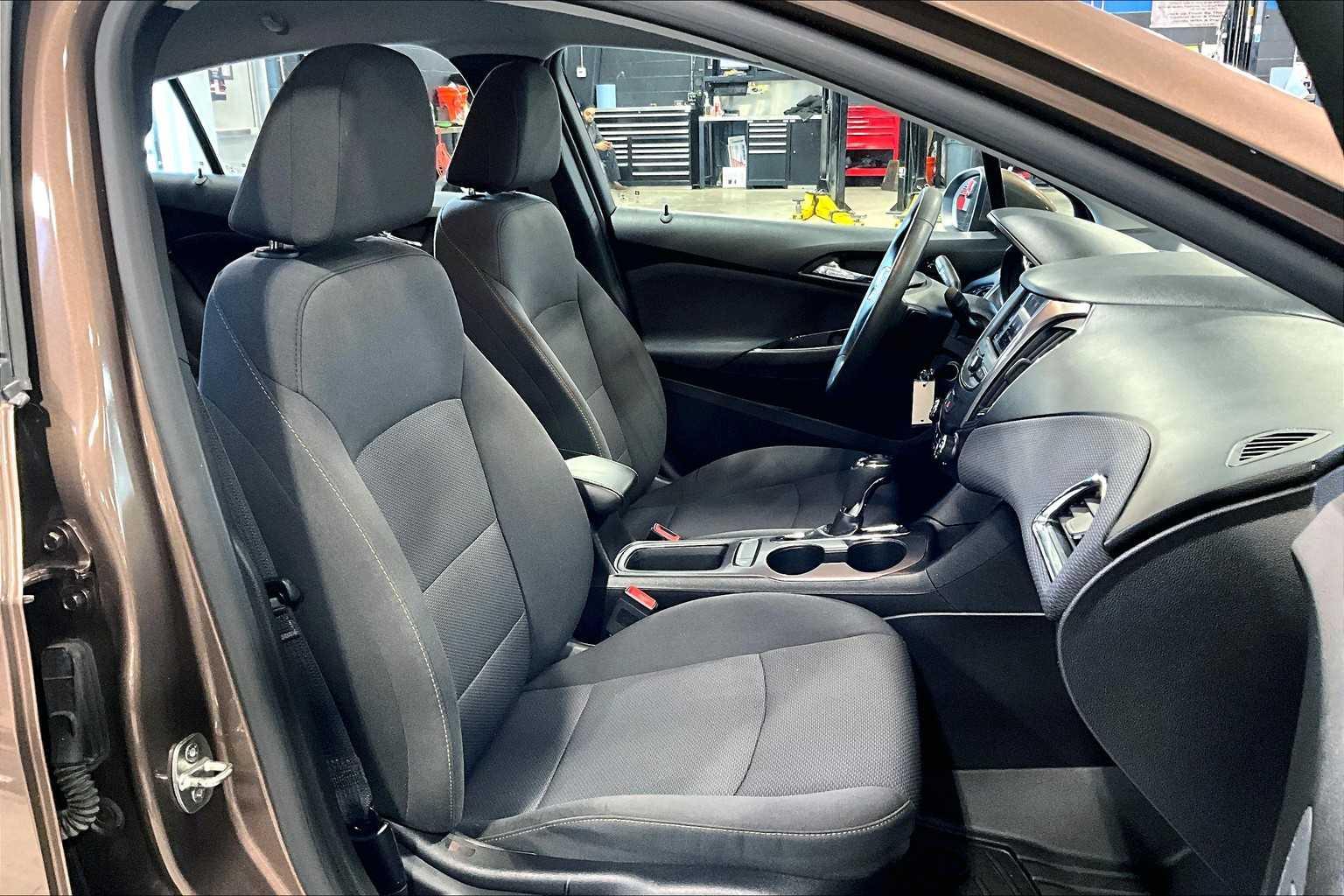 2019 Chevrolet Cruze LS - Photo 11