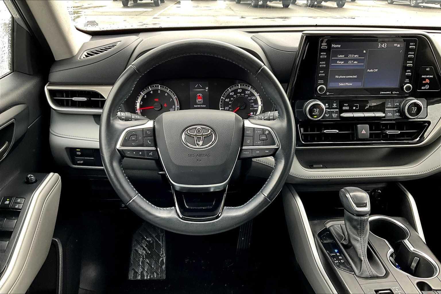 2021 Toyota Highlander LE - Photo 18