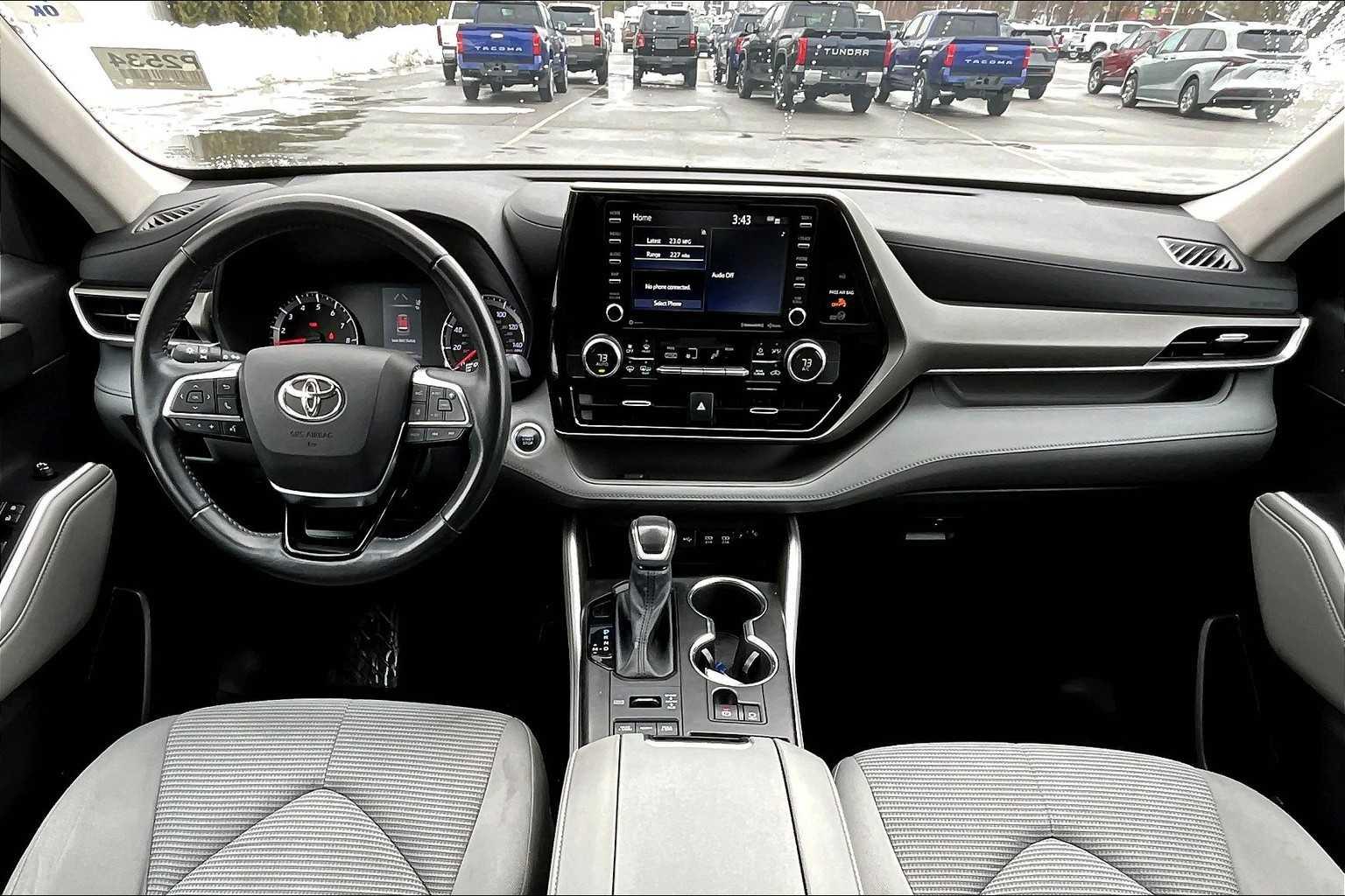 2021 Toyota Highlander LE - Photo 22