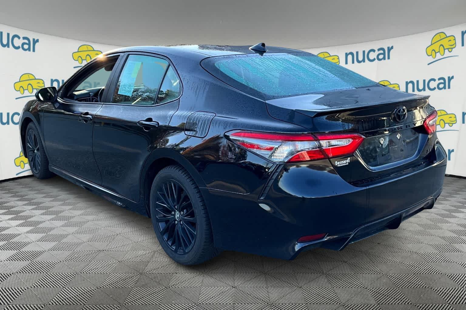 2019 Toyota Camry SE - Photo 3