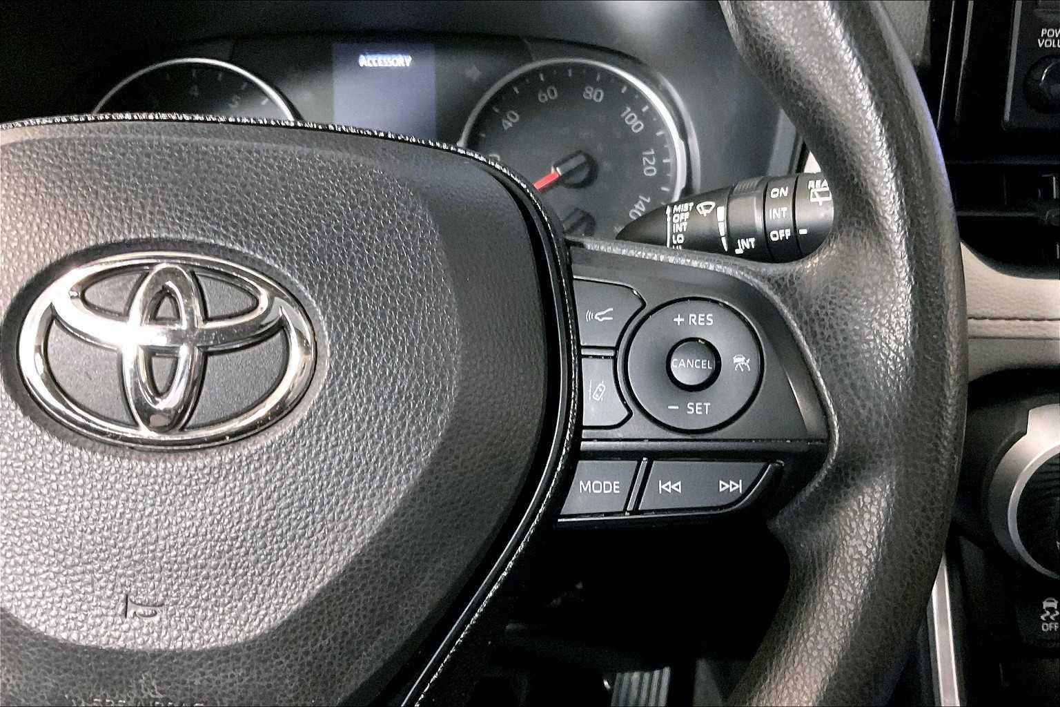 2021 Toyota RAV4 XLE - Photo 24