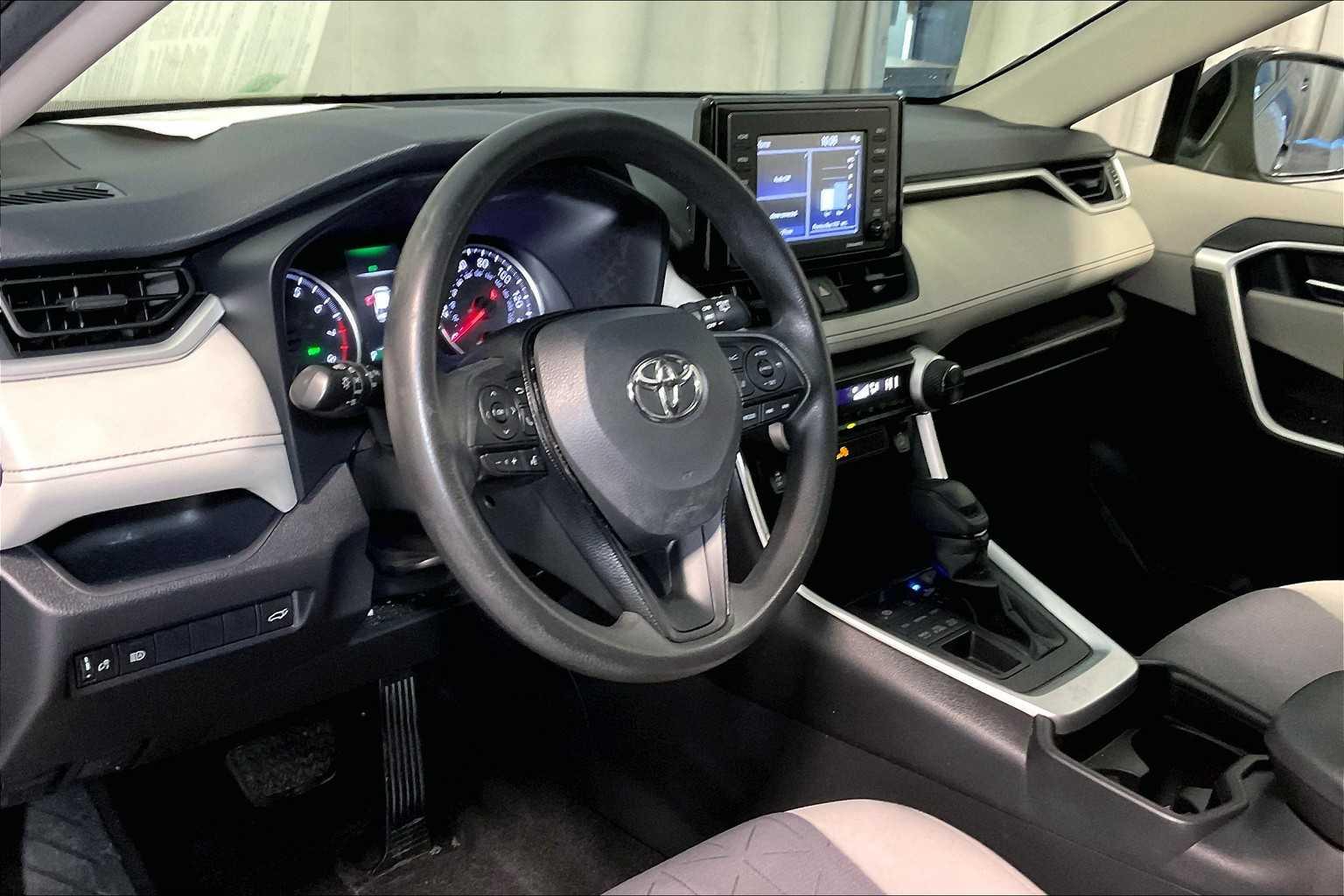 2021 Toyota RAV4 XLE - Photo 8