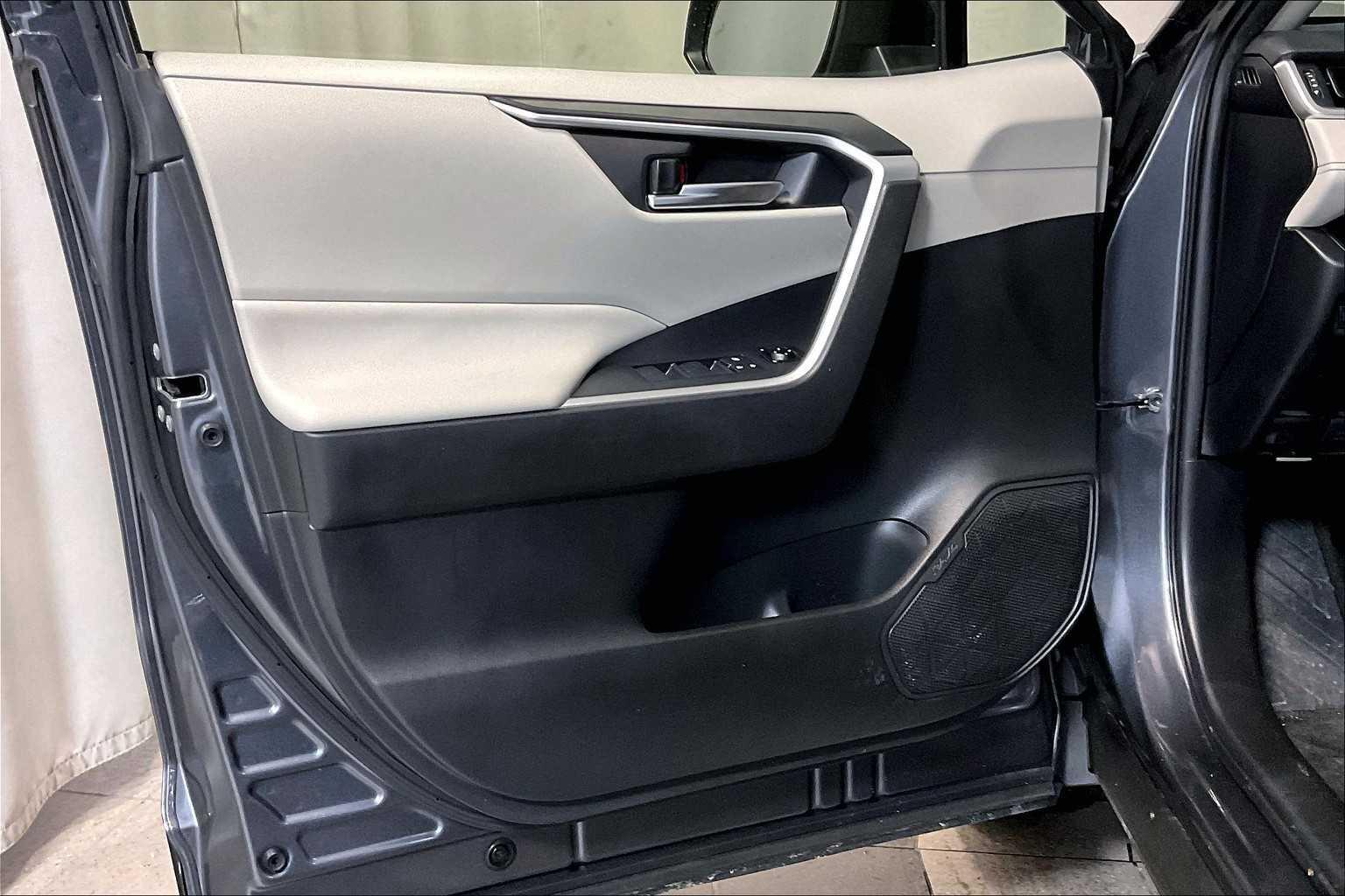 2021 Toyota RAV4 XLE - Photo 9