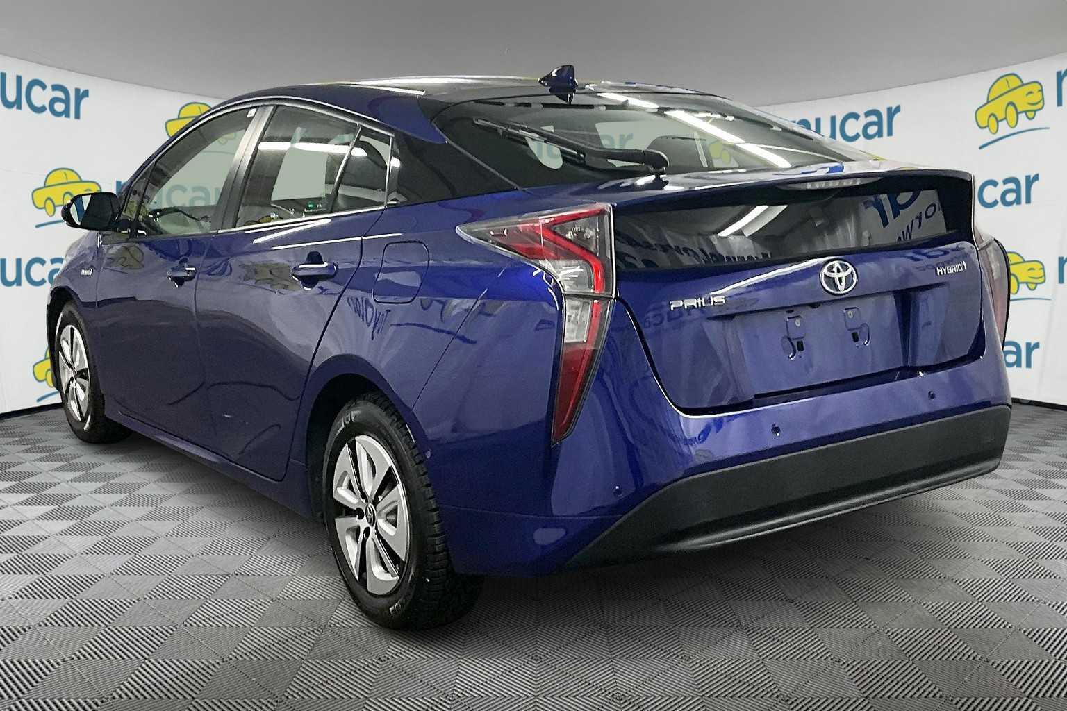 2018 Toyota Prius Three - Photo 4