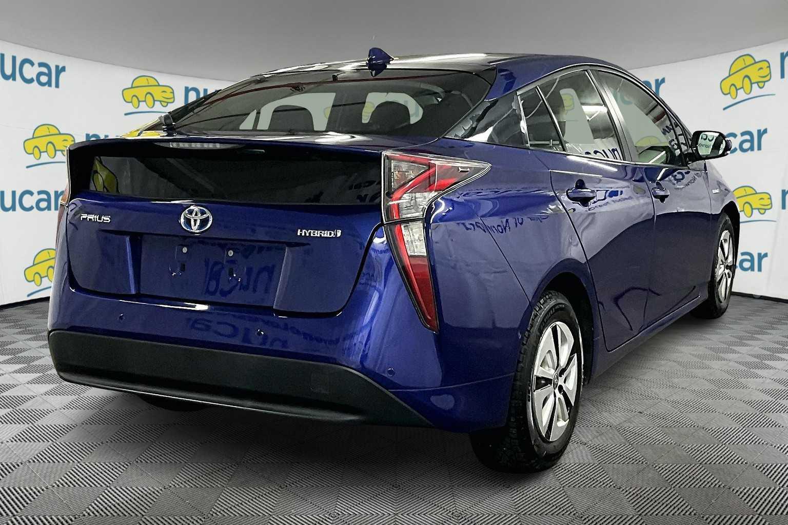 2018 Toyota Prius Three - Photo 6