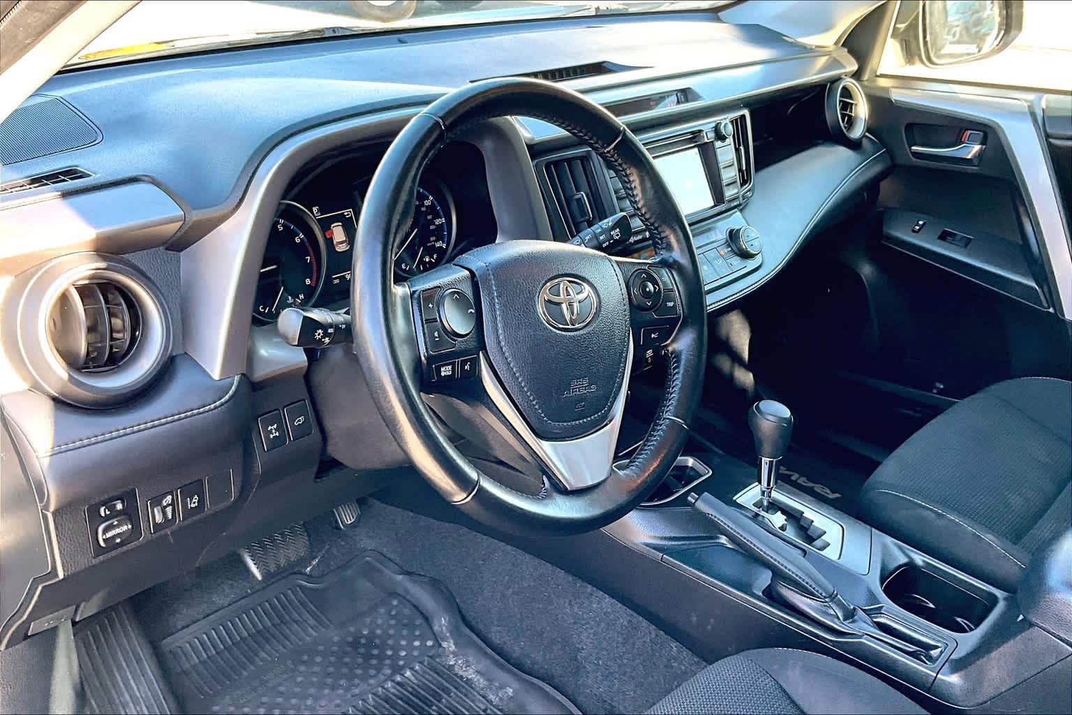 2018 Toyota RAV4 XLE - Photo 8