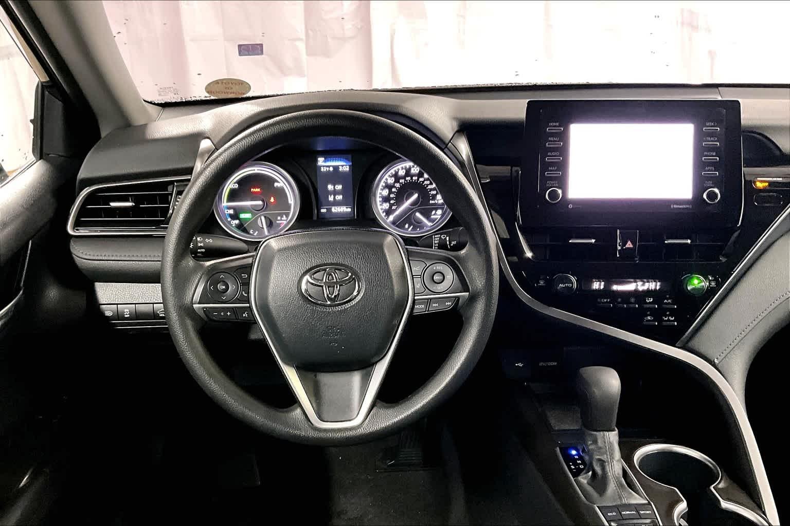 2022 Toyota Camry Hybrid LE - Photo 17