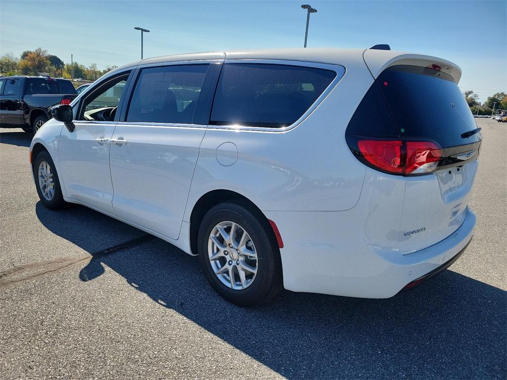 2025 Chrysler Voyager LX - Photo 3