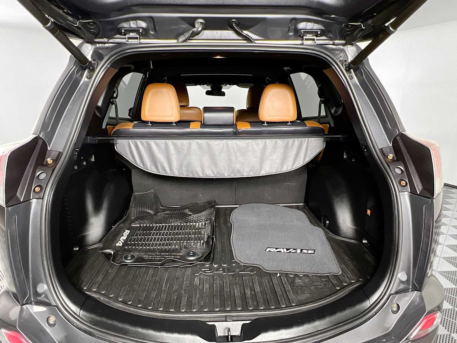 2017 Toyota RAV4 SE - Photo 27