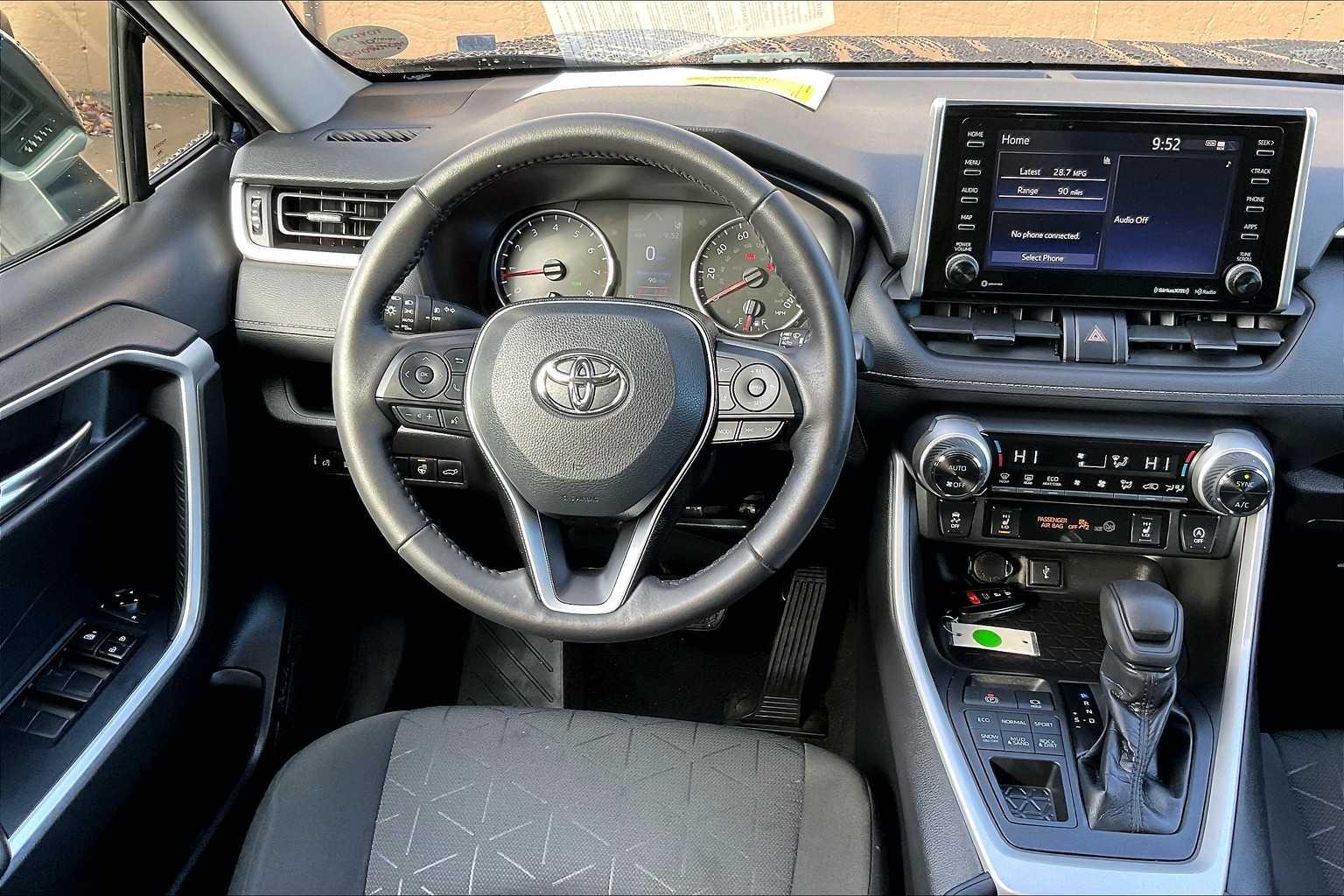 2021 Toyota RAV4 XLE - Photo 17