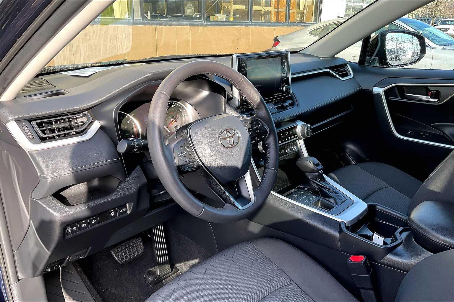 2021 Toyota RAV4 XLE - Photo 8