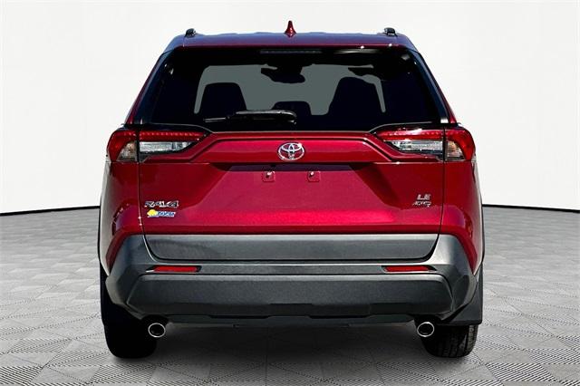 2020 Toyota RAV4 LE - Photo 5