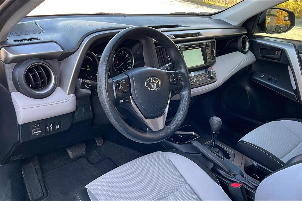 2018 Toyota RAV4 Hybrid LE - Photo 8