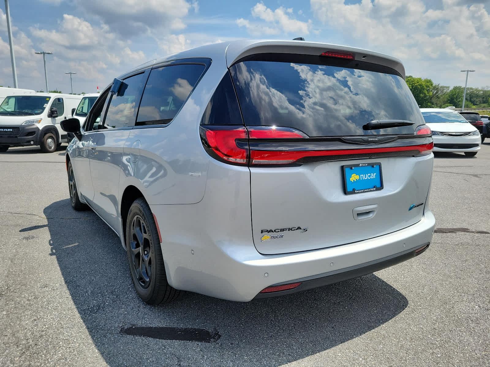 2024 Chrysler Pacifica Hybrid Select - Photo 4