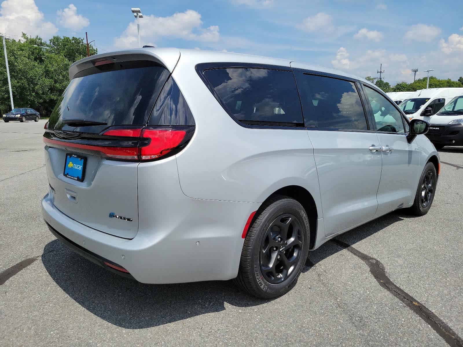 2024 Chrysler Pacifica Hybrid Select - Photo 6