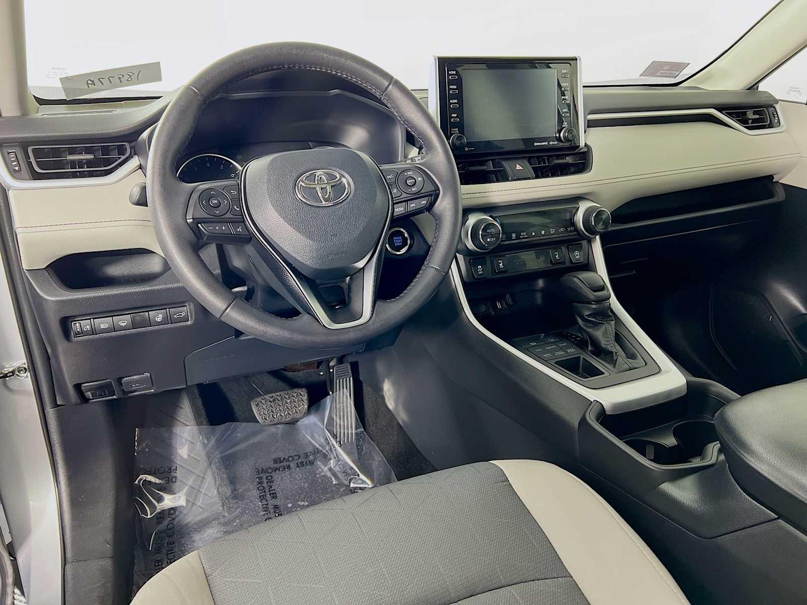 2021 Toyota RAV4 XLE - Photo 9