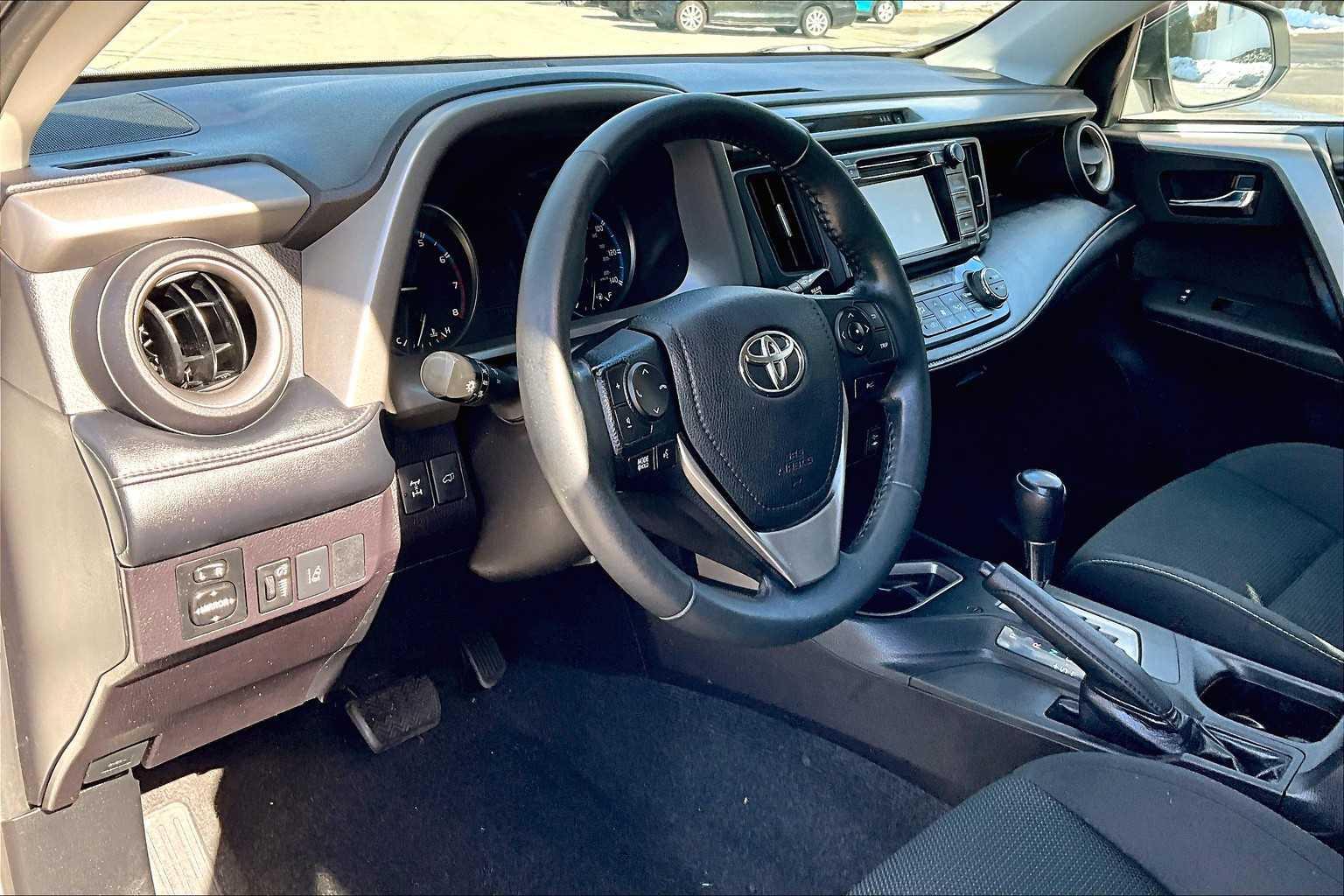 2018 Toyota RAV4 XLE - Photo 8